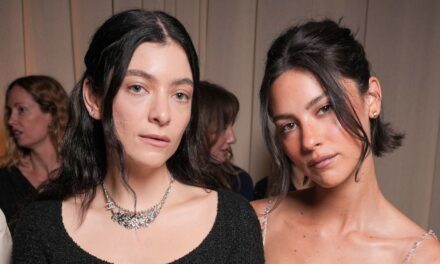 Gracie Abrams et Lorde sont des opposés de style en micro-mini robes
