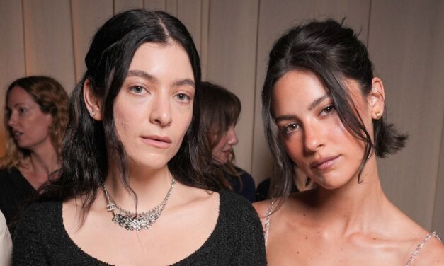 Gracie Abrams et Lorde sont des opposés de style en micro-mini robes
