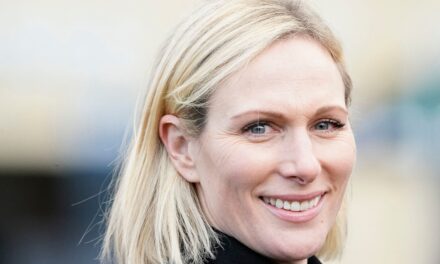 Zara Tindall vole sous le radar dans un jean baril et un cavalier surdimensionné