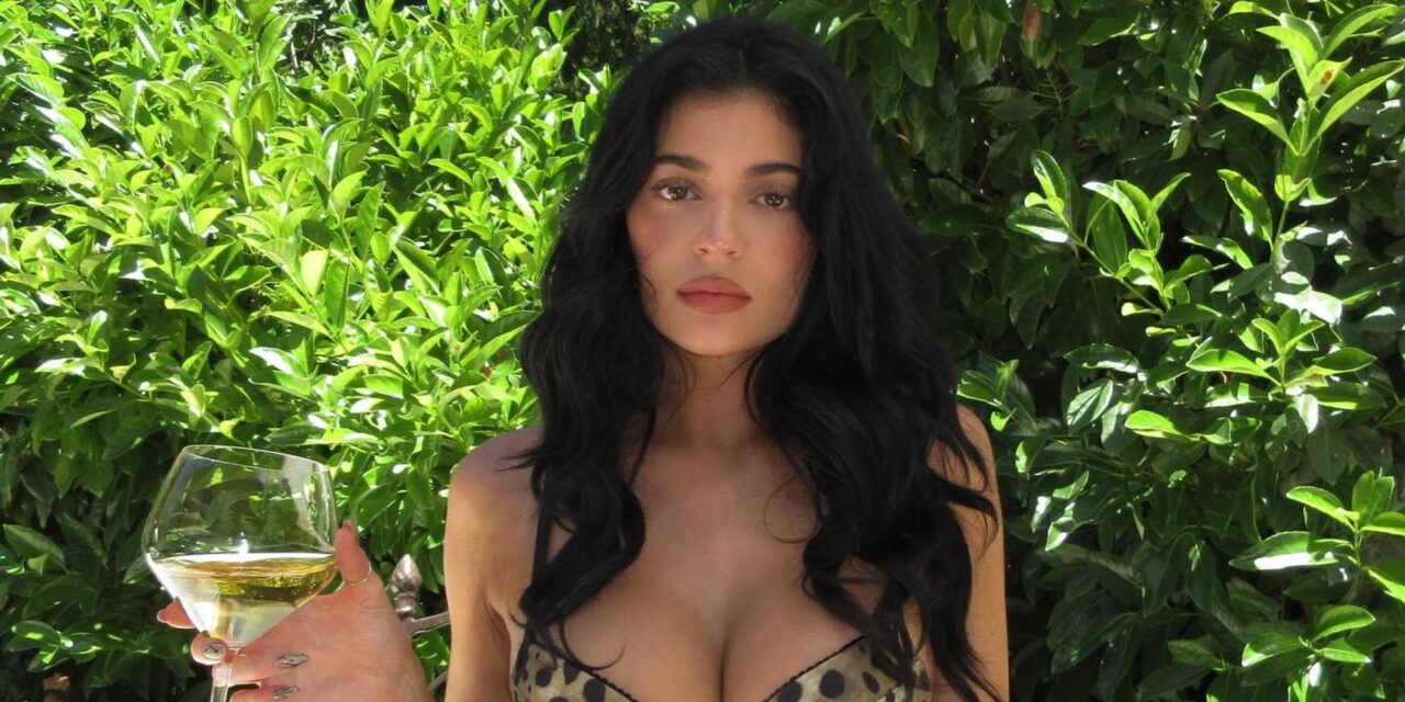 Le bikini jaune Ity-Bitsy de Kylie Jenner est à la fois vintage et à la mode pour SS25
