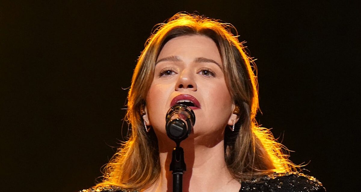 Quand Kelly Clarkson revient-elle? Tout ce que nous savons au milieu de sa pause pour éviter de «dégâts graves»