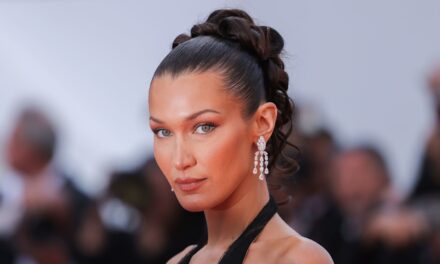 La frange soppy Y2K de Bella Hadid est la coupe de cheveux des filles cool que tout le monde est sur le point de demander cet été