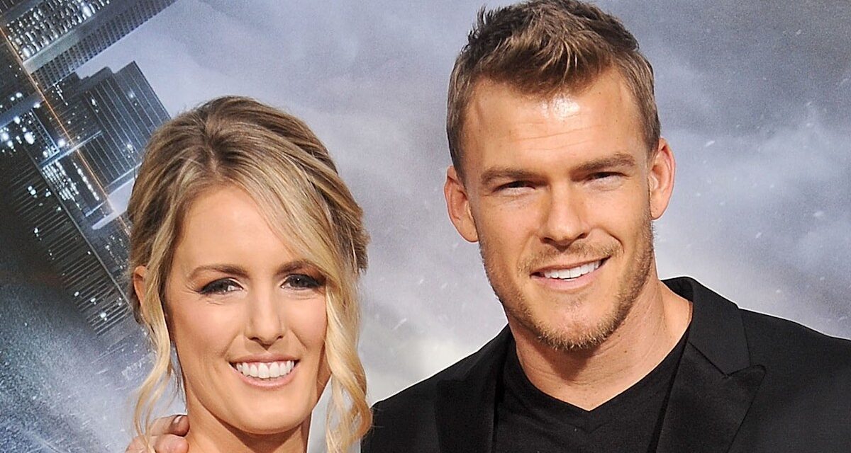 La femme vêtue de bikini d&rsquo;Alan Ritchson vole le spectacle sur une photo de retour avec Buff Reacher Star