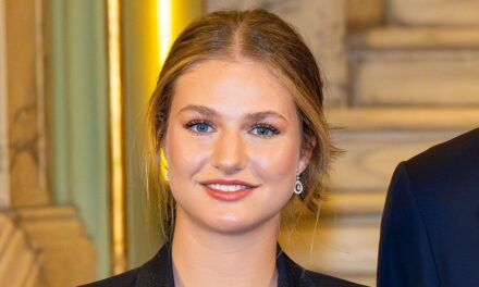 La princesse Leonor se coordonne avec maman Queen Letizia en costume ajusté et bijoux sentimental