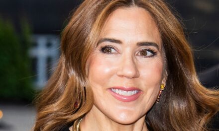 Queen Mary canalise Kate Middleton dans une robe à pois à couper le souffle – Achetez le look