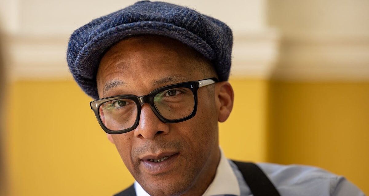 L&rsquo;hôte de la réparation Jay Blades chargés de deux chefs de viol