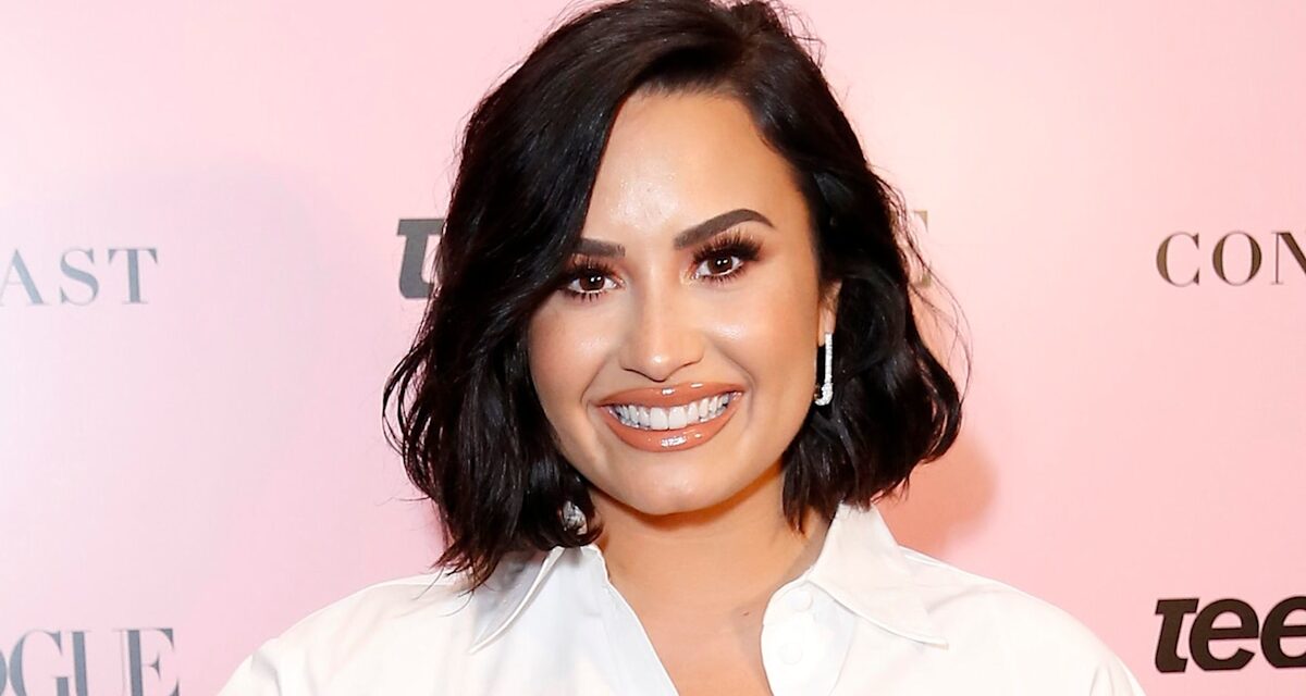 DÉMI LOVATO CADIÉ BIKINI Affiches le physique marécageux en photos de la piscine brûlantes