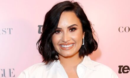 DÉMI LOVATO CADIÉ BIKINI Affiches le physique marécageux en photos de la piscine brûlantes