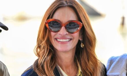 Julia Roberts fait ses débuts sur le tapis rouge du Festival du film de Venise en robe à couper le souffle