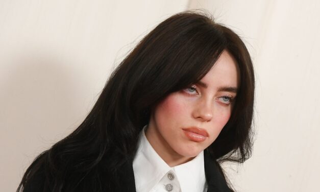 Billie Eilish épate les fans en partageant une nouvelle photo audacieuse de maillot de bain