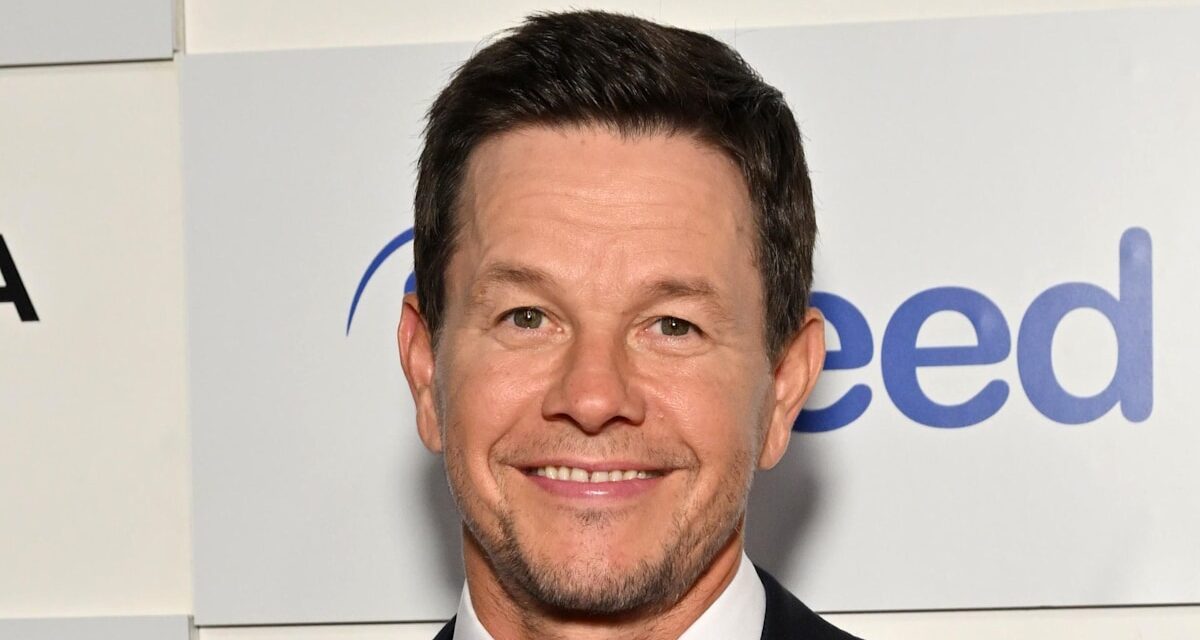 Le fils de la sosie de Mark Wahlberg, Michael, vole le spectacle en photo avec &lsquo;Baby Sister&rsquo;