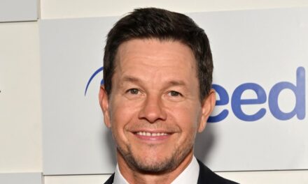 Le fils de la sosie de Mark Wahlberg, Michael, vole le spectacle en photo avec &lsquo;Baby Sister&rsquo;