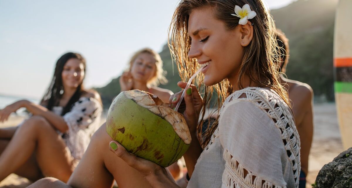 6 avantages de boire de l&rsquo;eau de coco, selon un expert en nutrition