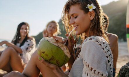 6 avantages de boire de l&rsquo;eau de coco, selon un expert en nutrition
