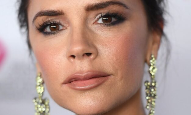Le facial de Victoria Beckham dit que votre soin de la peau vous vieillit – et révèle le secret à la peau éclatante après 50