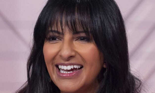 Ranvir Singh apporte la chaleur dans une robe chaude rouge et des chaussures en or – le combo parfait, non?