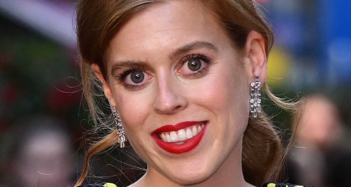 La vente d&rsquo;été ME + em a la robe midi à imprimer à feuilles de la princesse Béatrice avec 50% de réduction