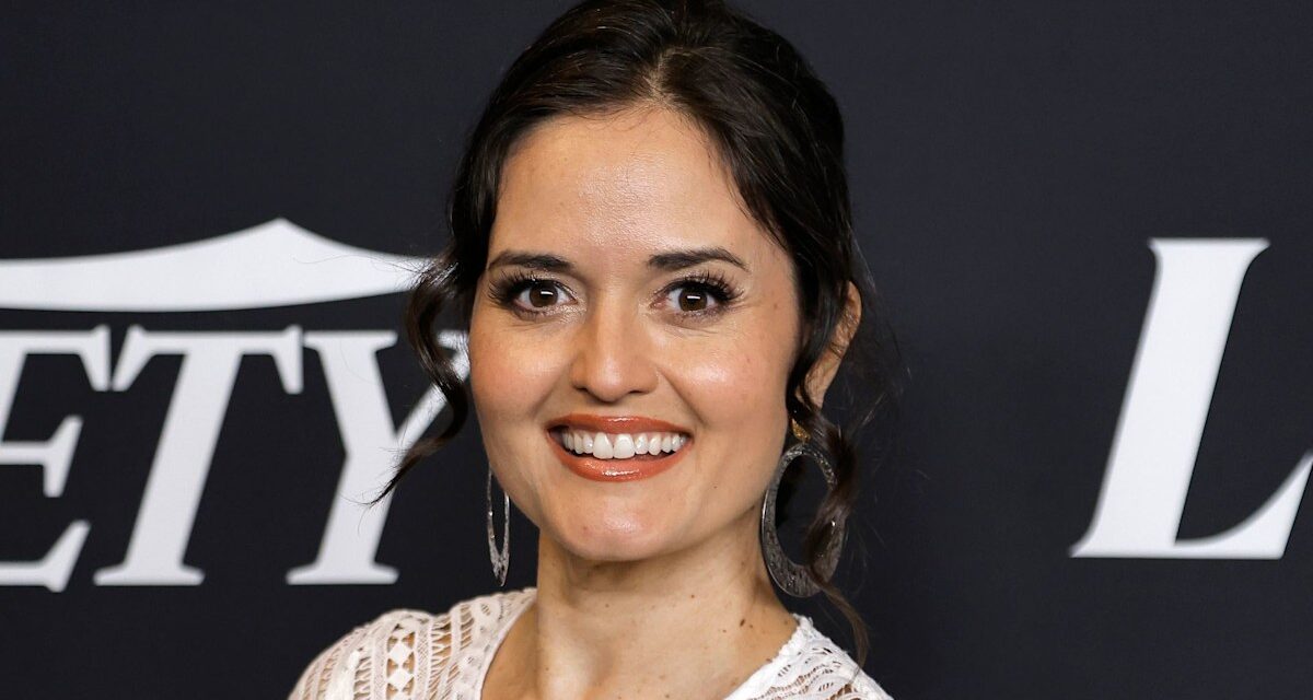 Danica McKellar des Wonder Years et son fils imposant, 15 ans, portent des tenues assorties en photos de vacances
