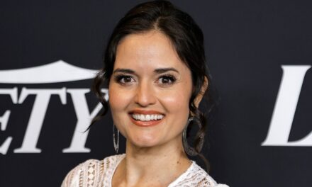 Danica McKellar des Wonder Years et son fils imposant, 15 ans, portent des tenues assorties en photos de vacances