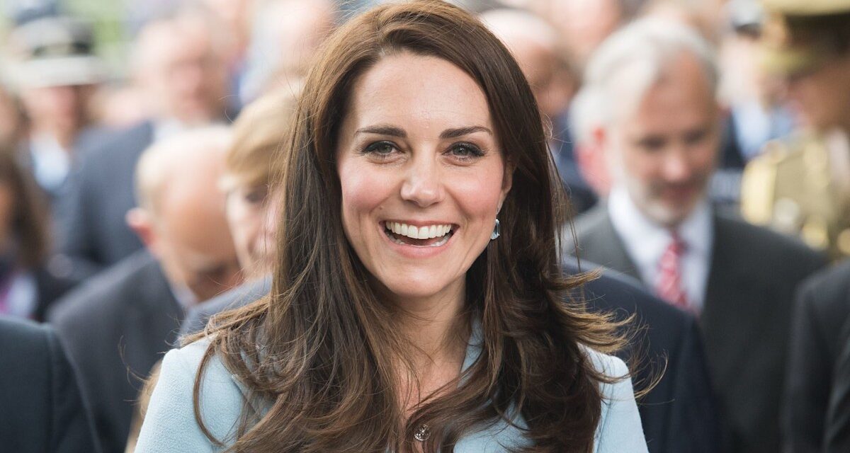 Kate Middleton ajoute un «drame sculptural» à une robe de cocktail noire rarement vu