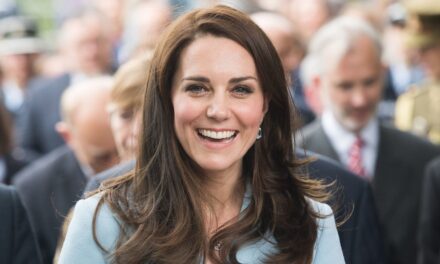 Kate Middleton ajoute un «drame sculptural» à une robe de cocktail noire rarement vu
