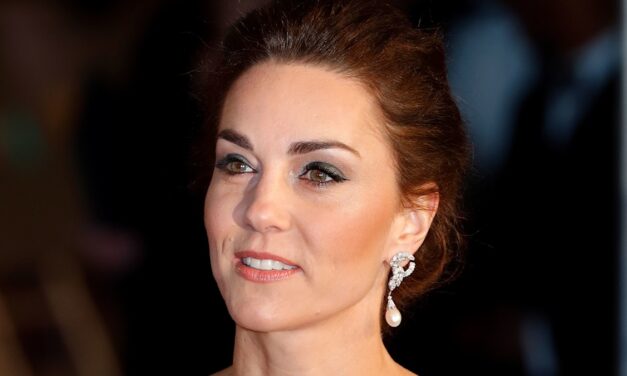 Cette A-Lister portait la robe emblématique à un épaule de Kate Middleton – avez-vous remarqué?