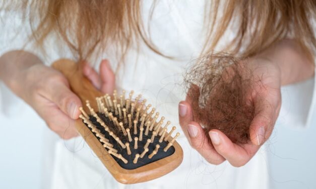 Voici quand vous devriez être préoccupé par la perte de cheveux, selon un expert en beauté