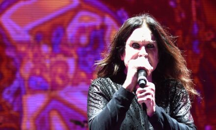 La foule de lollapalooza a quitté la lutte contre les larmes avec Ozzy Osbourne Hommage – des années après son infâme interdiction