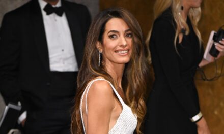 Amal Clooney vient d’emprunter le combo de couleurs préféré de Kate Middleton