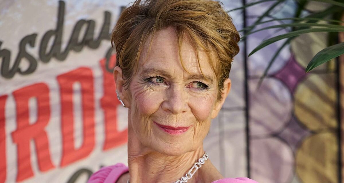 Celia Imrie du jeudi de meurtre, suinte de luxe tranquille dans sa coordonnée royale – et est la preuve que vous pouvez porter un gilet dans vos années 70