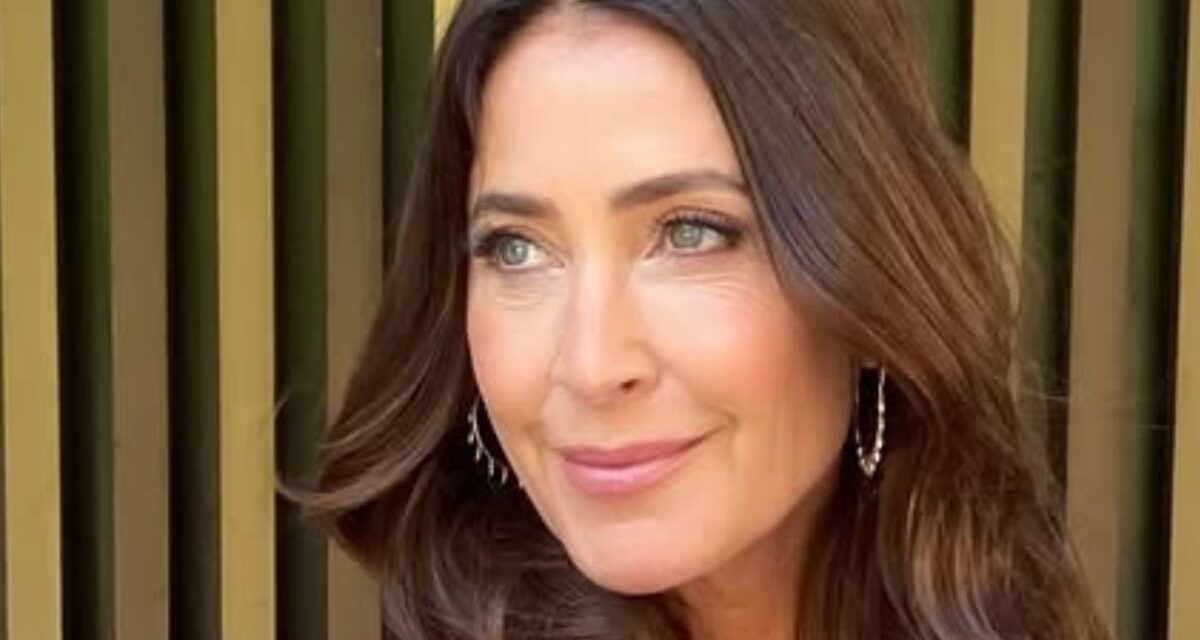 Lisa Snowdon porte Va-Va-Voom Tricoted Red Robe ce matin – voici comment nous le coiffrions quand il devient plus froid
