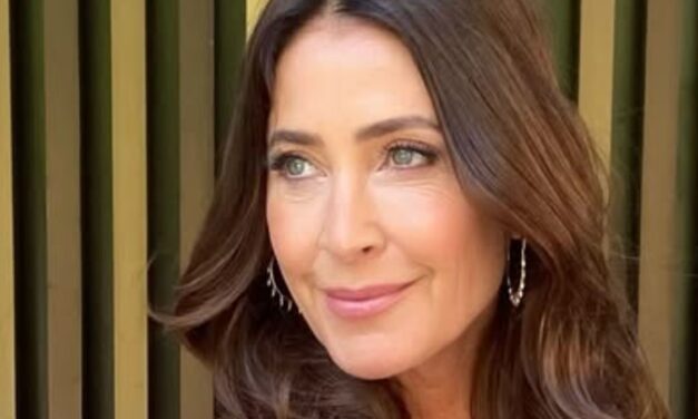 Lisa Snowdon porte Va-Va-Voom Tricoted Red Robe ce matin – voici comment nous le coiffrions quand il devient plus froid