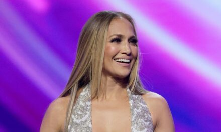 Jennifer Lopez révèle un look grésillant dans le body moulu