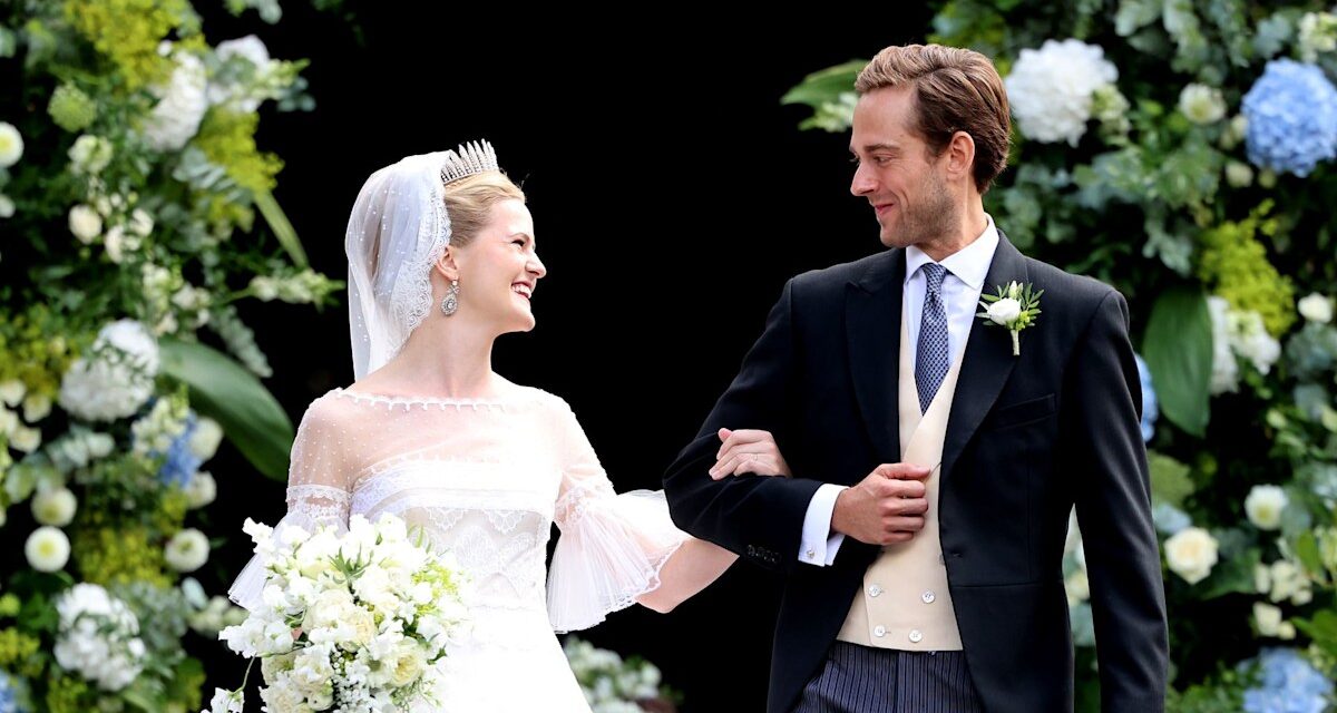 La princesse Marie Caroline de Liechenstein s&rsquo;éboulit dans Heirloom Tiara de 135 ans dans les premiers portraits officiels avec un mari banquier