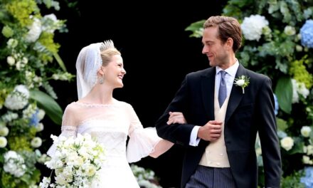 La princesse Marie Caroline de Liechenstein s&rsquo;éboulit dans Heirloom Tiara de 135 ans dans les premiers portraits officiels avec un mari banquier