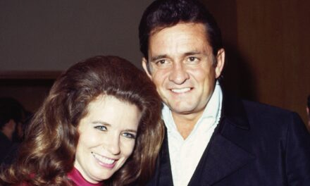 Le fils unique de Johnny Cash, 55 ans, avec June Carter Cash fait une apparence rare avec une femme plus jeune