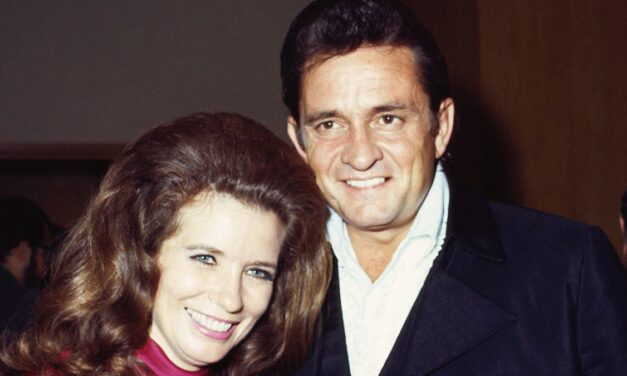 Le fils unique de Johnny Cash, 55 ans, avec June Carter Cash fait une apparence rare avec une femme plus jeune