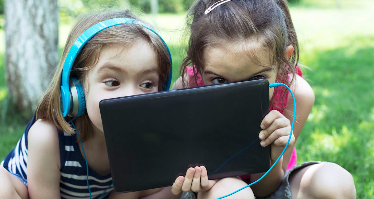 8 façons de gérer le temps d&rsquo;écran excessif de vos enfants cet été – sans jugement
