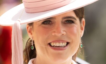 Notre équipe de mode est obsédée par la robe «  Throw It On and Go  » de la princesse Eugenie