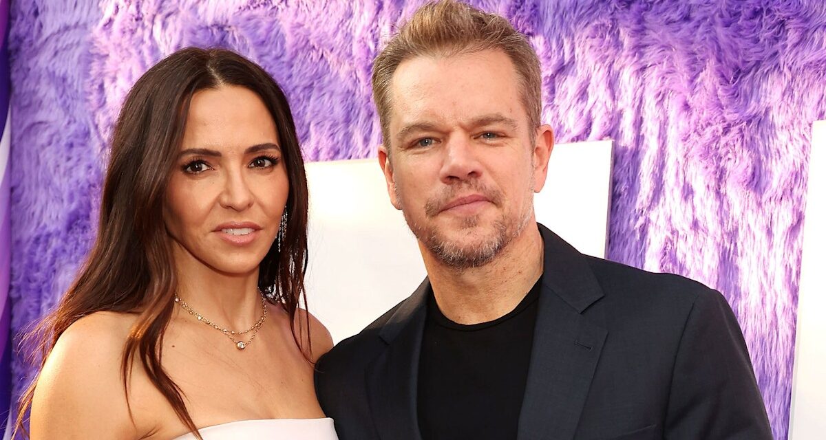 La femme vêtue de Matt Damon et de Bikini Luciana montrent des physiques impressionnants en vacances au yacht