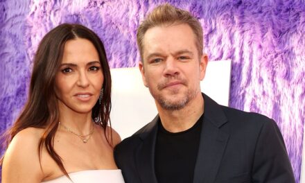 La femme vêtue de Matt Damon et de Bikini Luciana montrent des physiques impressionnants en vacances au yacht