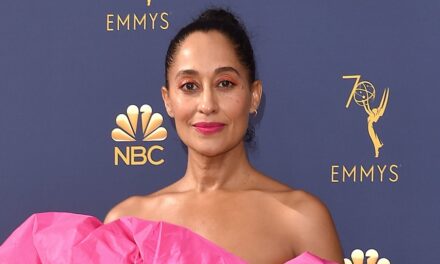 Le look de Bikini Bombshell de Tracee Ellis Ross est un voleur de scène côté piscine