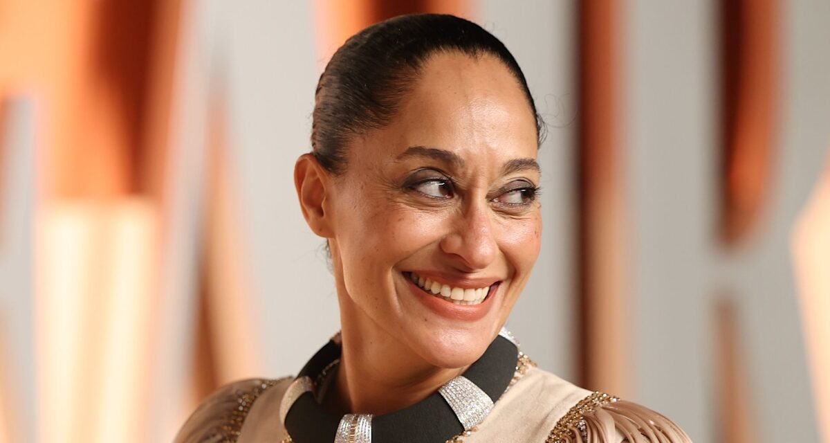 Tracee Ellis Ross pose les seins nus dans les nouvelles photos de tournage de la tête