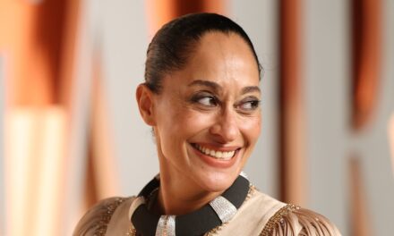 Tracee Ellis Ross pose les seins nus dans les nouvelles photos de tournage de la tête
