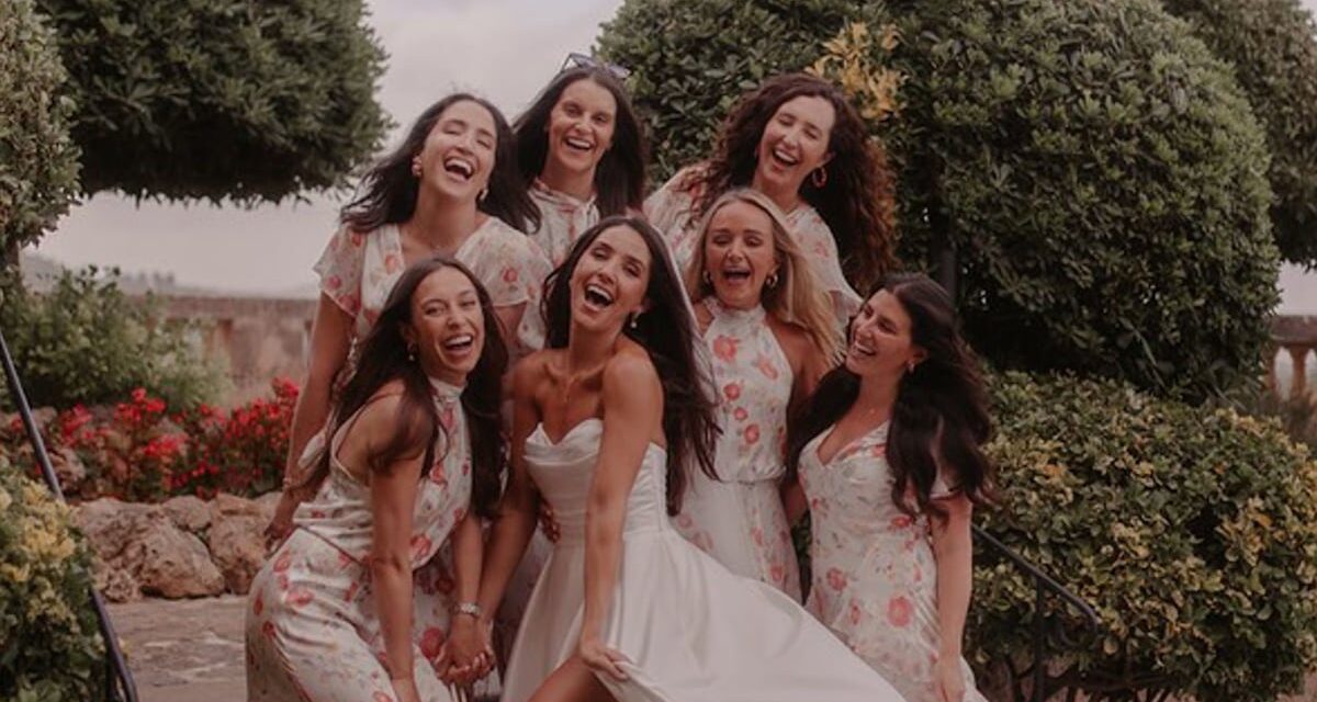 «  Je travaille dans les relations publiques de la mode et je suis tellement heureuse d&rsquo;avoir choisi des robes de demoiselle d&rsquo;honneur florales pour ma fête nuptiale – zéro regrets &lsquo;