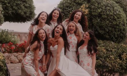 «  Je travaille dans les relations publiques de la mode et je suis tellement heureuse d&rsquo;avoir choisi des robes de demoiselle d&rsquo;honneur florales pour ma fête nuptiale – zéro regrets &lsquo;