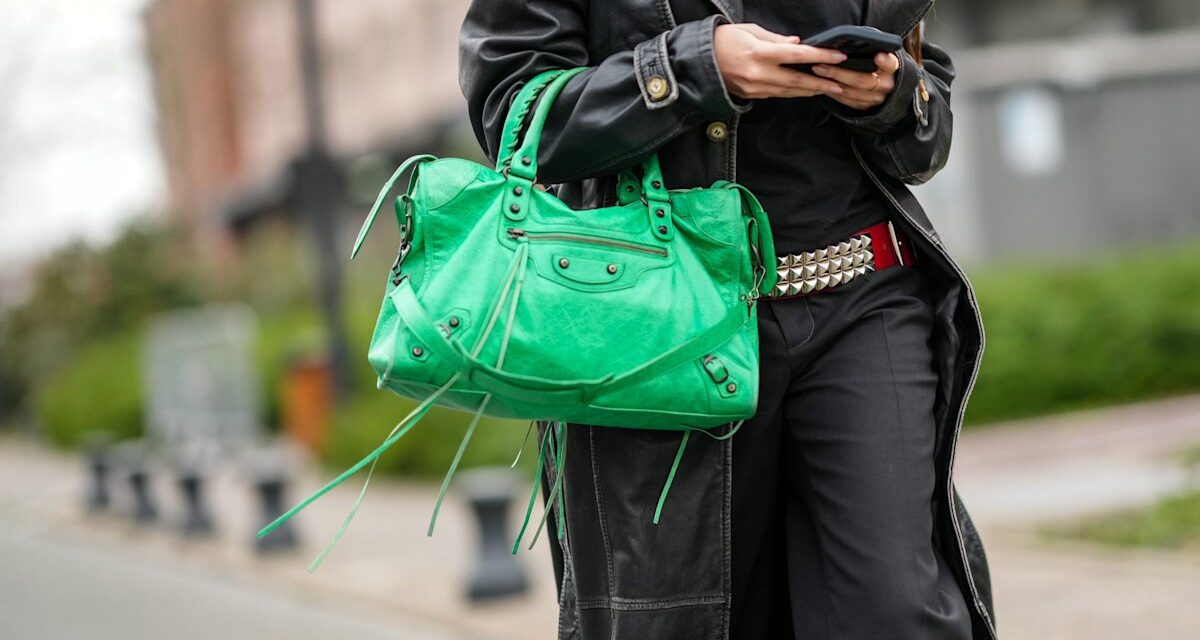 Pourquoi le sac City de Balenciaga est le signifiant informatique actuel