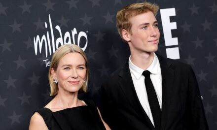 Naomi Watts partage un aperçu intime du nouveau chapitre passionnant de Son Sasha loin de chez lui
