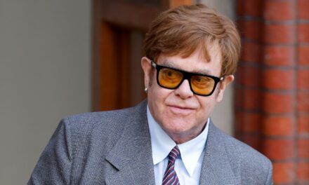 Elton John a inondé de soutien au milieu de la «jalon intimidante:« J&rsquo;ai gaspillé une si grande partie de ma vie »
