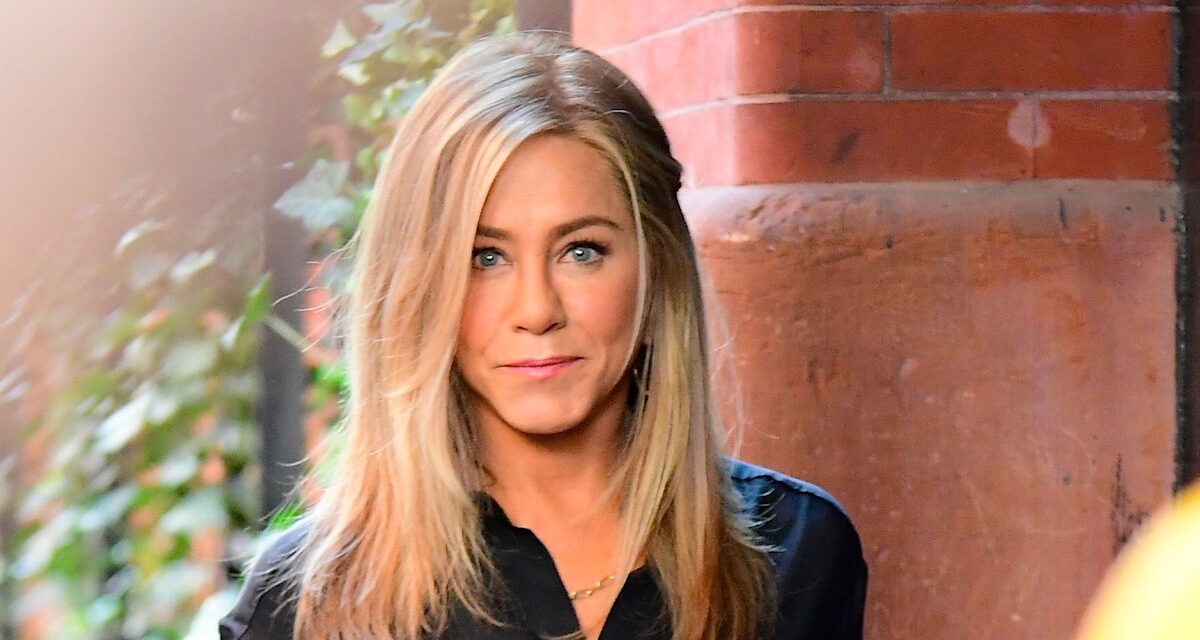 Jennifer Aniston révèle accidentellement des détails personnels surprise alors qu&rsquo;elle partage un aperçu de son sac à main